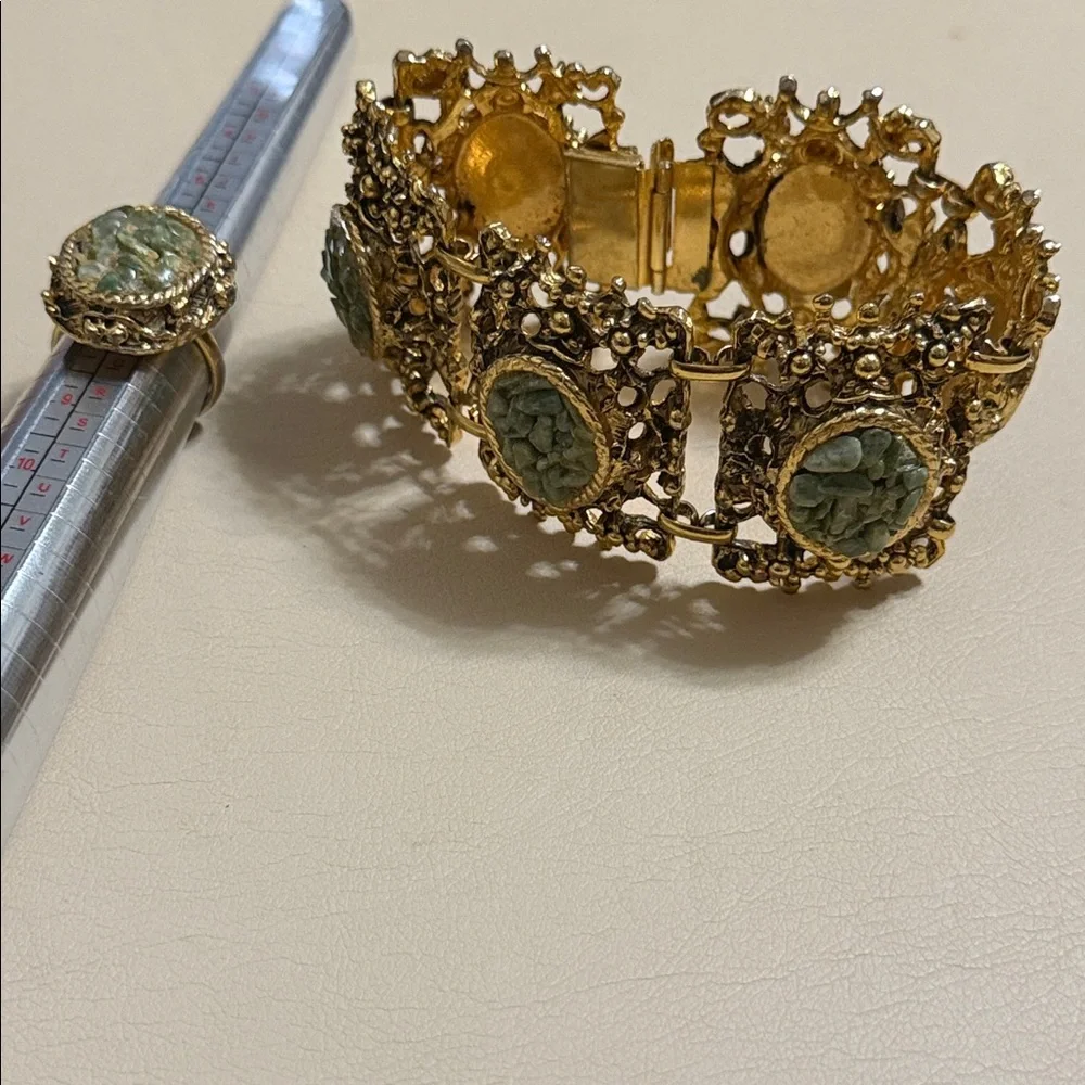 VINTAGE DETAILED OLD FASHIONED ELEGANT GOLD & GREEN STONED BRACELET & RING SET
